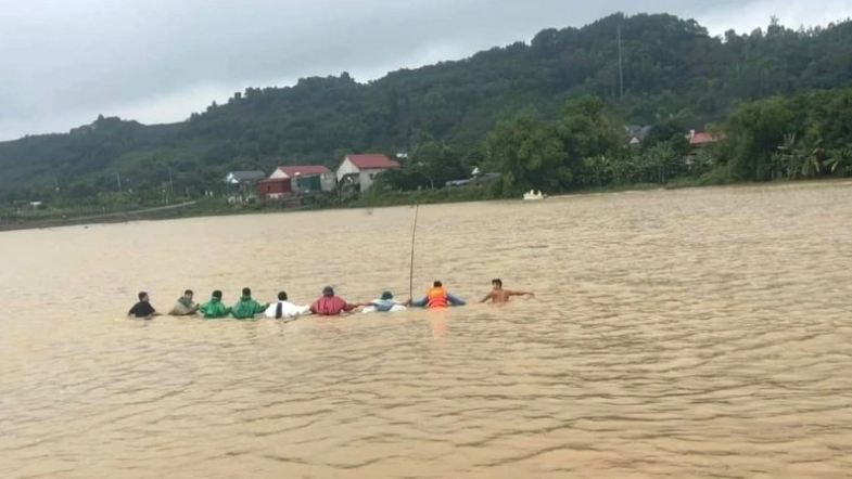 Sáng nay, lực lượng chức năng địa phương và gia đình tìm thấy thi thể anh Cao Văn Cường. (Nguồn: Nhân dân)