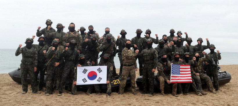 Binh sĩ Mỹ và Hàn Quốc tham gia cuộc tập trận chung ngoài khơi Yangyang, Hàn Quốc. (Ảnh: Yonhap/TTXVN)