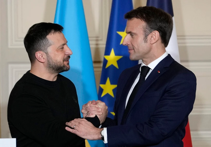 Tổng thống Pháp Emmanuel Macron (phải) trong cuộc họp báo chung với người đồng cấp Ukraine Volodymyr Zelensky tại Paris, ngày 16/2/2024. (Ảnh: AFP/TTXVN)