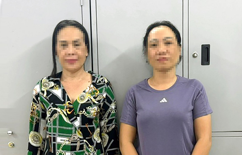 Nguyễn Thị Linh (trái) và Lý Thị Ngọc Bích tại Cơ quan điều tra. (Ảnh: TTXVN)