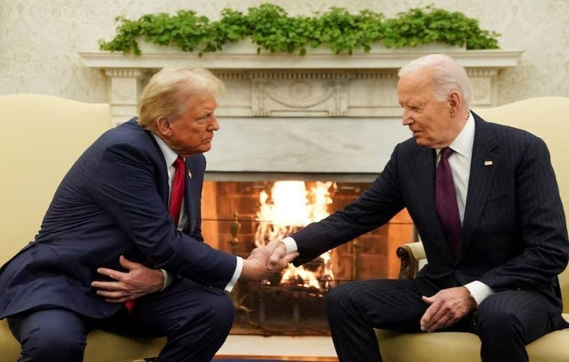 Tổng thống Mỹ Joe Biden (phải) trong cuộc gặp Tổng thống đắc cử Donald Trump tại Nhà Trắng ở Washington DC., ngày 13/11/2024. (Ảnh: REUTERS/TTXVN)