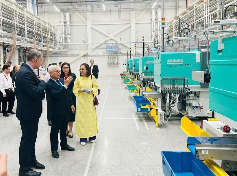 Bí thư Tỉnh ủy Bình Dương Nguyễn Văn Lợi tham quan Nhà máy Lego 1,3 tỷ USD sắp vận hành đầu năm 2025. (Ảnh: Dương Chí Tưởng/TTXVN)