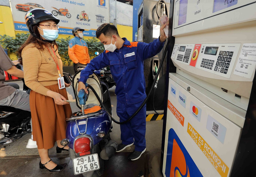 Mua bán xăng dầu tại một điểm kinh doanh xăng dầu trên địa bàn Hà Nội. (Ảnh: Trần Việt/TTXVN)