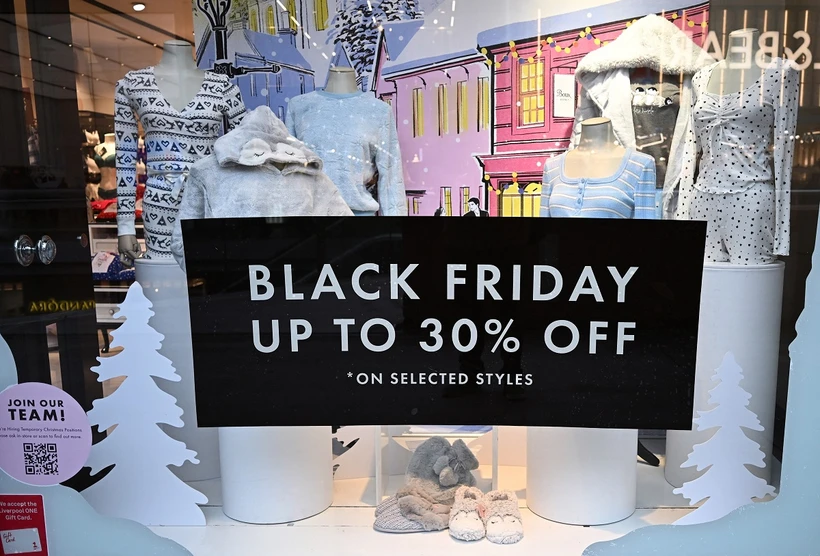 Một cửa hàng treo biển giảm giá dịp Black Friday. (Ảnh: AFP/TTXVN)