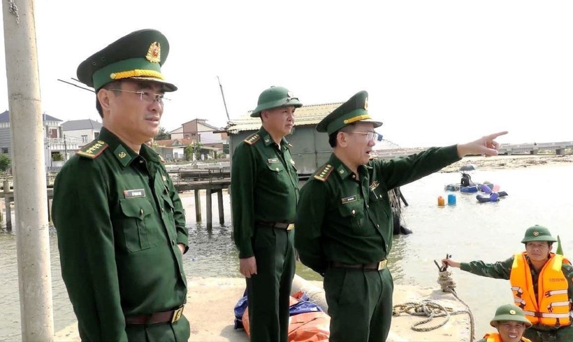 Đại tá Ngô Minh Điền, Chính ủy Bộ đội Biên phòng Quảng Bình kiểm tra, chỉ đạo công tác ứng phó với bão. (Ảnh minh họa: TTXVN) 