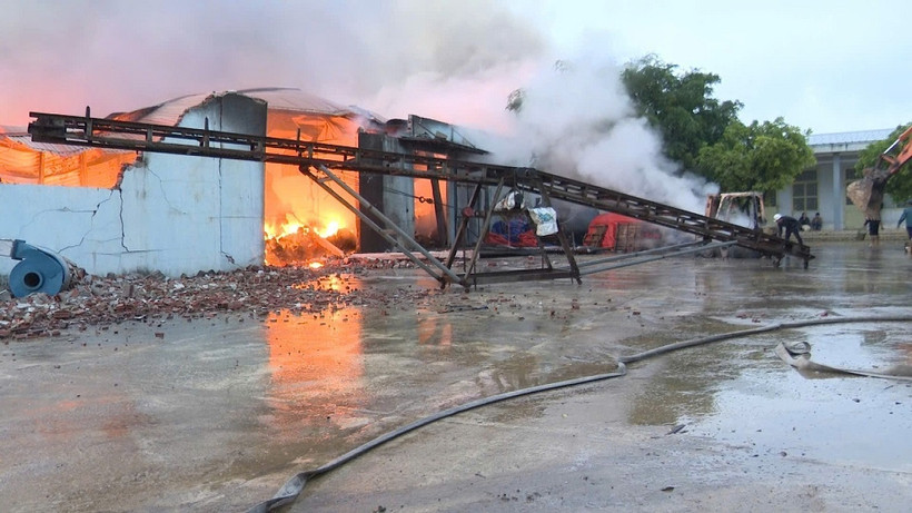 Hiện trường vụ cháy tại nhà xưởng của Công ty trách nhiệm hữu hạn Dịch vụ và Sản xuất Tam Phát. (Ảnh: TTXVN)