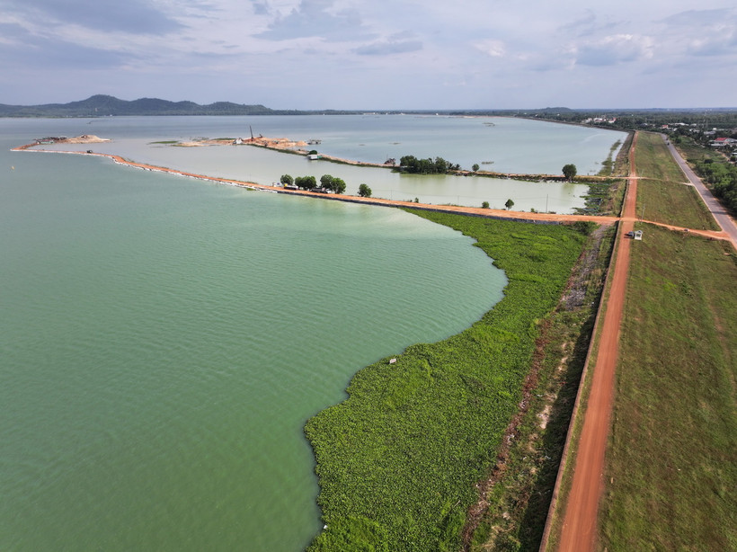 Các doanh nghiệp khai thác cát tại hồ Dầu Tiếng - Tây Ninh. (Ảnh: Thanh Tân/ TTXVN)