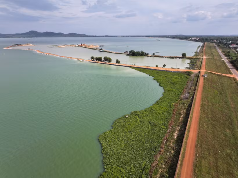 Các doanh nghiệp khai thác cát tại hồ Dầu Tiếng - Tây Ninh. (Ảnh: Thanh Tân/ TTXVN)