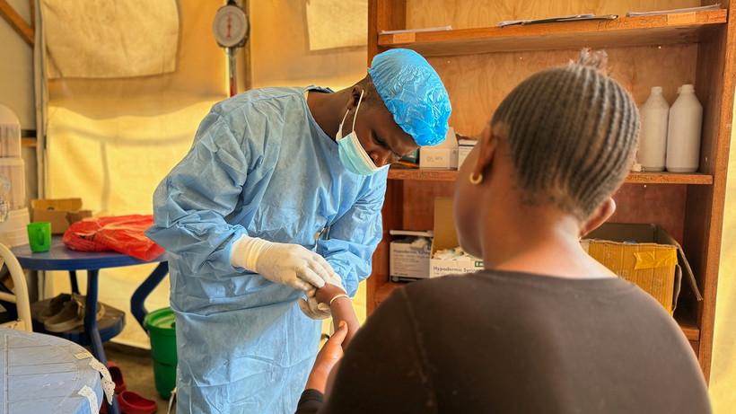 Nhân viên y tế điều trị cho bệnh nhân mắc đậu mùa khỉ tại bệnh viện ở tỉnh Bắc Kivu, CHDC Congo ngày 19/8/2024. (Ảnh: THX/TTXVN)