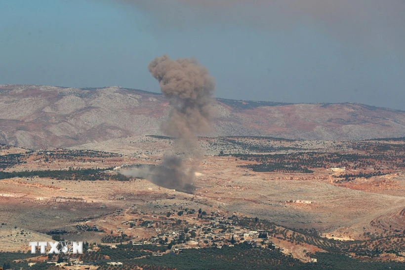 (Tư liệu) Khói bốc lên sau một vụ không kích tại Idlib, Syria. (Ảnh: AFP/TTXVN)