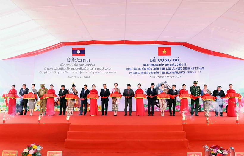 Lễ cắt băng khai trương cặp cửa khẩu Quốc tế Lóng Sập và Pa Háng. (Ảnh: Quang Quyết/TTXVN)