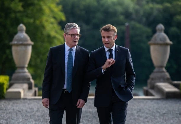 Thủ tướng Anh Keir Starmer (trái) và Tổng thống Pháp Emmanuel Macron tại cuộc gặp ở Oxford, Anh, ngày 18/7/2024. (Ảnh: Getty Images/ TTXVN)