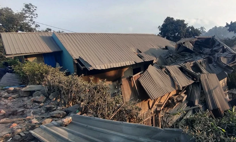 Căn nhà bị phá hủy khi núi lửa Lewotobi phun trào tại Đông Nusa Tenggara, Indonesia ngày 4/11/2024. (Ảnh: THX/TTXVN)