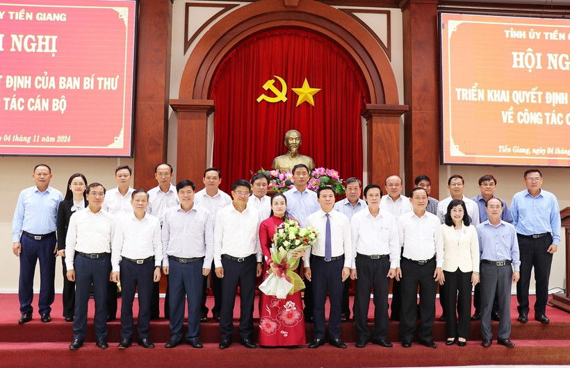 Các đại biểu chúc mừng bà Nguyễn Hải Trâm, Phó Bí thư thường trực Tỉnh ủy Tiền Giang. (Ảnh: Hữu Chí/TTXVN)