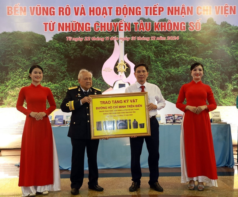 Anh hùng Lực lượng vũ trang Nhân dân Hồ Đắc Thạnh, nguyên Thuyền trưởng tàu 41, trao tặng hiện vật về Tàu Không số cho Bảo tàng tỉnh Phú Yên. (Ảnh: Xuân Triệu/TTXVN) 