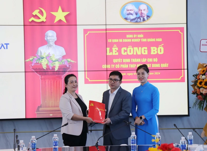 Bà Đinh Thị Hồng Minh (trái), Phó Bí thư Tỉnh ủy Quảng Ngãi trao Quyết định Bí thư Chi bộ Công ty Cổ phần Thép Hòa Phát Dung Quất cho ông Lưu Thanh Tùng. (Ảnh: Phạm Cường/TTXVN)