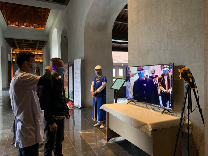 Mọi du khách đến đây đều phải kiểm tra thân nhiệt, rửa tay sát trùng và cần đeo khẩu trang (Ảnh: CTV/Vietnam+)