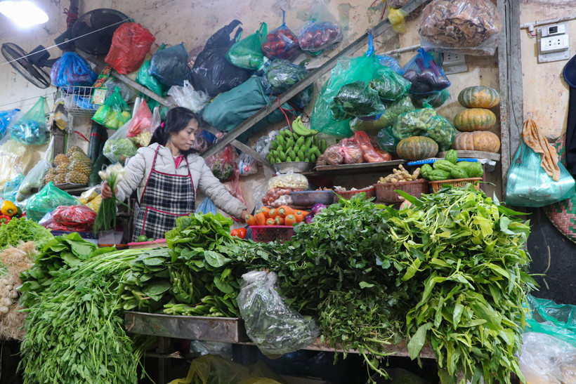 Sau gần một tháng 'tăng nóng' do thời tiết rét đậm, giá rau xanh đã giảm nhẹ tại các chợ Hà Nội trong những ngày cuối năm. (Ảnh: Việt Anh/Vietnam+)