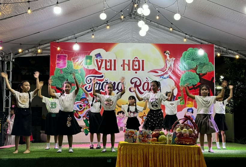 Một tiết mục văn nghệ sôi động tại đêm 'Vui hội Trăng rằm.' (Ảnh: TTXVN phát)