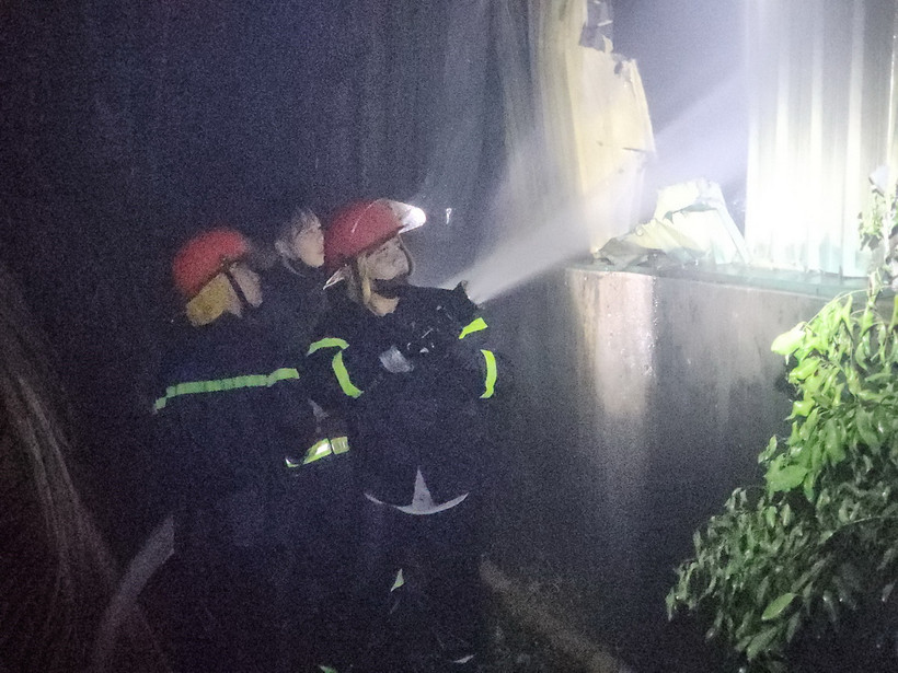 Lực lượng tổ chức chữa cháy. (Ảnh minh họa: TTXVN phát)