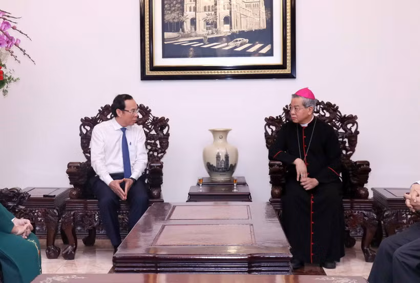 Ủy viên Bộ Chính trị, Bí thư Thành ủy Thành phố Hồ Chí Minh Nguyễn Văn Nên chúc mừng Tổng Giám mục Nguyễn Năng, Tổng Giám mục Tổng giáo phận Thành phố Hồ Chí Minh nhân dịp mùa Giáng sinh 2023. (Ảnh: Xuân Khu/TTXVN)