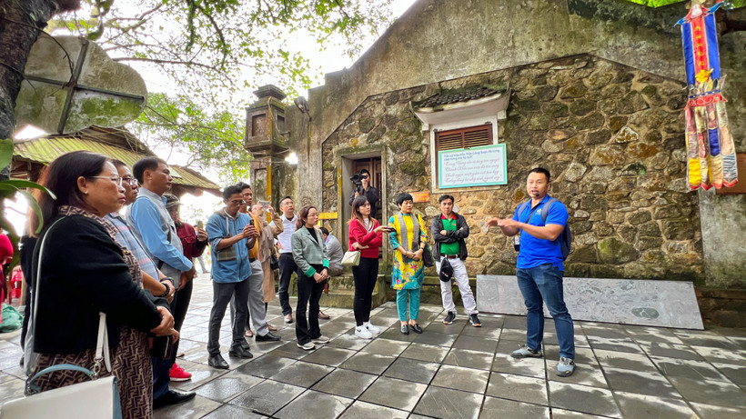 Bộ trưởng Bộ Văn hóa, Thể thao và Du lịch Nguyễn Văn Hùng vừa ký ban hành quy định mới về tiêu chuẩn thành thạo ngoại ngữ đối với hướng dẫn viên du lịch quốc tế. (Ảnh minh họa: Mai Mai/Vietnam+)