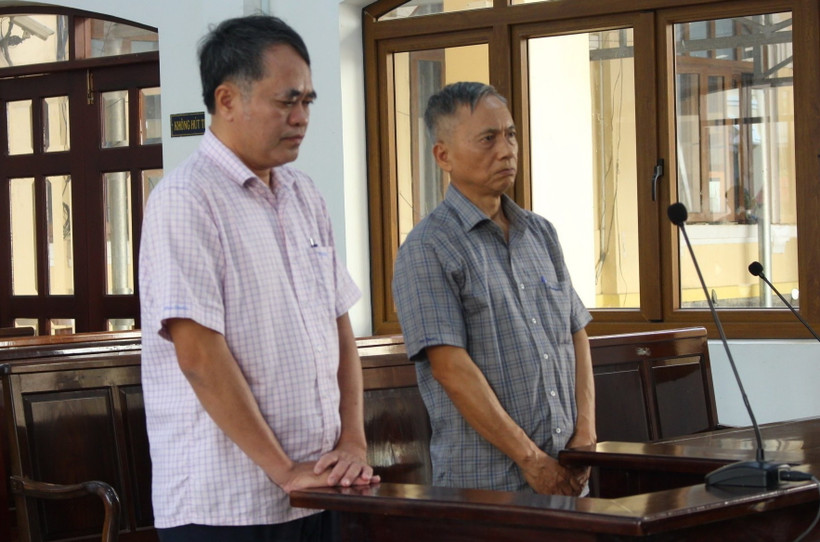Hai bị cáo Trần Quốc Tuấn (áo trắng) và Võ Khắc Hiển nghe tuyên án tại tòa. (Ảnh: TTXVN phát)