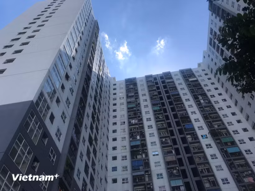 Nhà ở xã hội trong Khu công nghiệp Hàm Kiệm 2 (xã Hàm Kiệm) đang được hoàn thiện, phục vụ chỗ ở cho công nhân. (Ảnh: Nguyễn Thanh/ TTXVN)