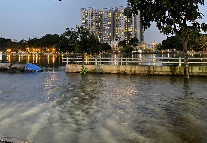 Triều cường từ Kênh Tẻ ngập kín đường Trần Xuân Soạn, quận 7, Thành phố Hồ Chí Minh hồi cuối tháng 10. (Ảnh: Hồng Giang/TTXVN)