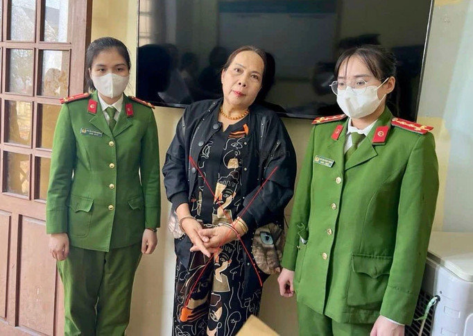 Công an thành phố Đồng Hới bắt Nguyễn Thu Hằng. (Nguồn: Công an Nhân dân)