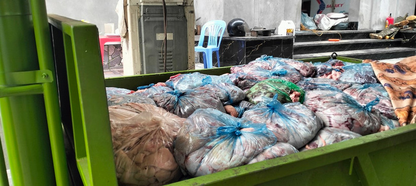 Xe chất đầy các túi mỡ bẩn được phát hiện tại gia đình bà Nguyễn Thị Vân. (Nguồn: Công an tỉnh Vĩnh Phúc)