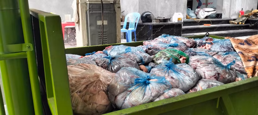 Xe chất đầy các túi mỡ bẩn được phát hiện tại gia đình bà Nguyễn Thị Vân. (Nguồn: Công an tỉnh Vĩnh Phúc)