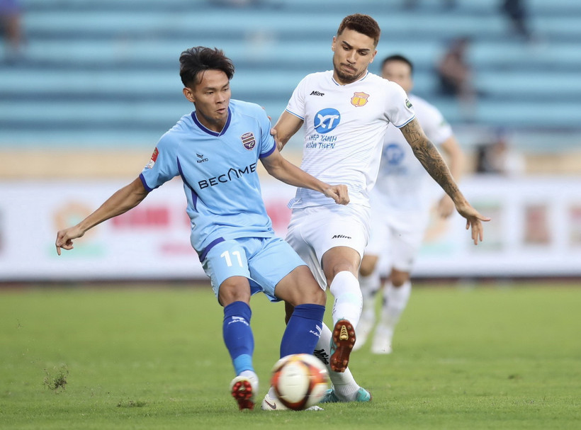 Tình huống tranh chấp bóng giữa các cầu thủ Thép Xanh Nam Định và Becamex Bình Dương. (Ảnh: Công Luật/TTXVN)