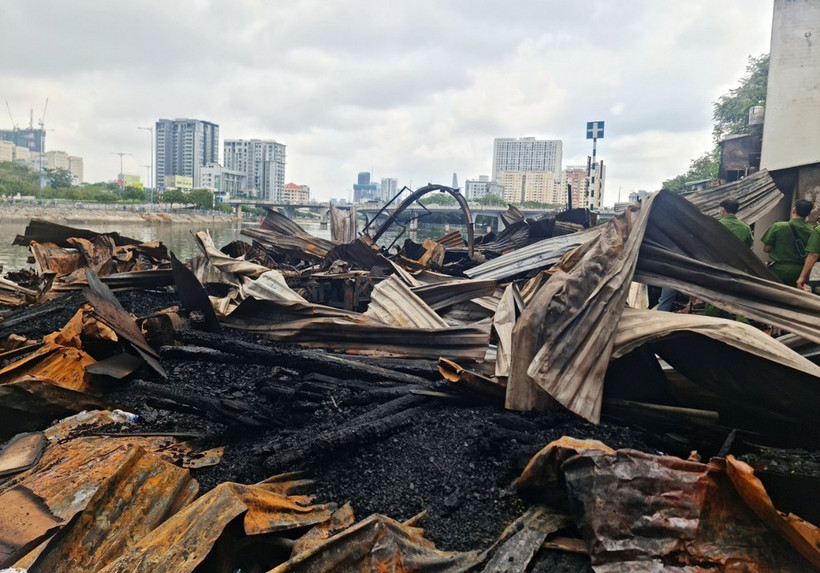 Hiện trường vụ cháy dãy nhà ven kênh Tàu Hủ, hẻm 124 đường Phạm Thế Hiển, phường 2, quận 8, Thành phố Hồ Chí Minh. (Ảnh: Thanh Vũ/TTXVN)