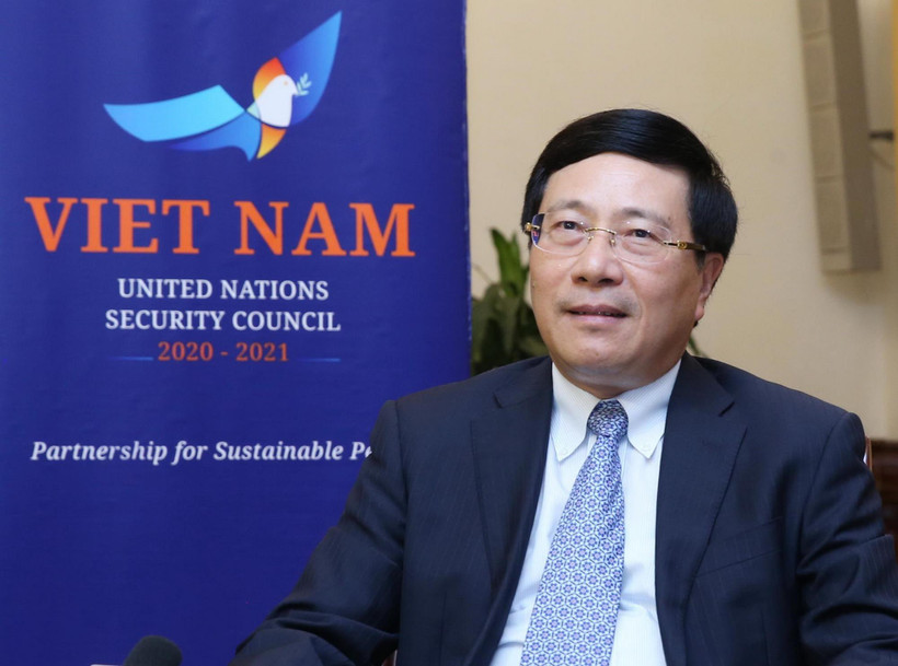 Phó Thủ tướng, Bộ trưởng Bộ Ngoại giao Phạm Bình Minh trả lời phỏng vấn của phóng viên các cơ quan thông tấn, báo chí. (Ảnh: Lâm Khánh/TTXVN)