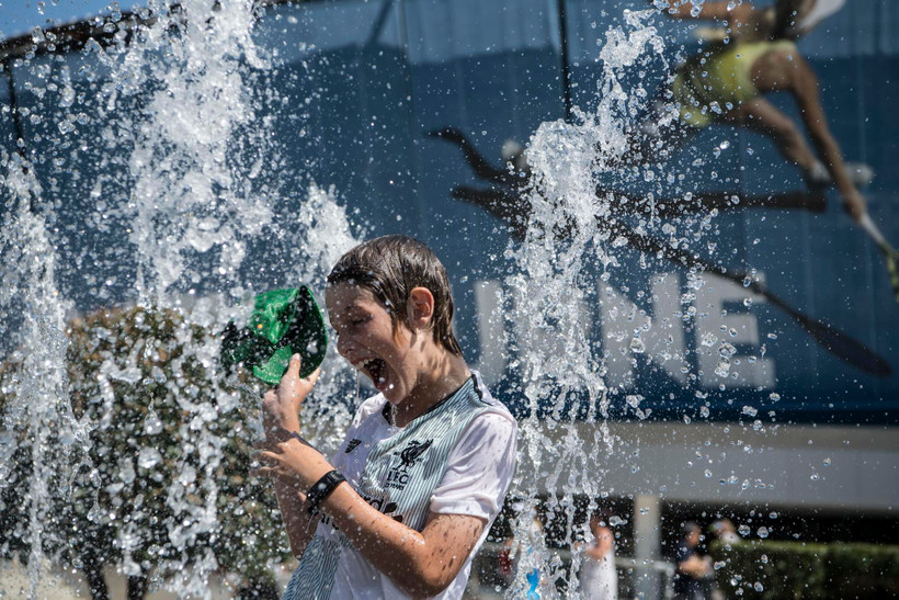 Người dân tránh nóng tại vòi phun nước ở Melbourne, Australia, ngày 24/1/2019. (Ảnh: THX/TTXVN)