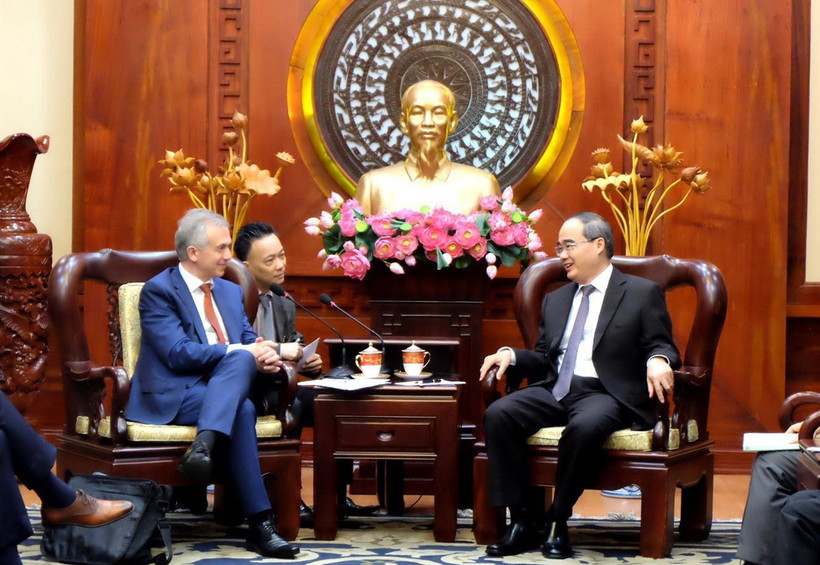 Ông Nguyễn Thiện Nhân, Ủy viên Bộ Chính trị, Bí thư Thành ủy Thành phố Hồ Chí Minh tiếp đoàn đại biểu thành phố Frankfurt do Thị trưởng Peter Feldmann dẫn đầu. (Ảnh: Xuân Khu/TTXVN)