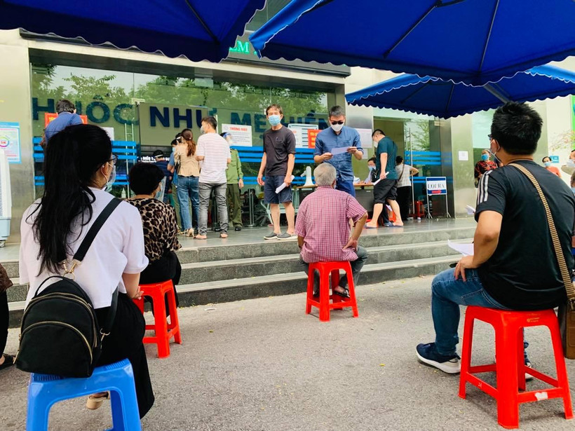 Người dân Thủ đô xếp hàng chờ tiêm chủng COVID-19. (Ảnh minh họa: M.Mai/Vietnam+)