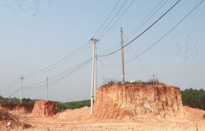 Hiện trường vụ đào lấy trái phép quy mô lớn ở thôn Bến Hà, xã Linh Trường, huyện Gio Linh, Quảng Trị. (Ảnh: Nguyên Lý/TTXVN)