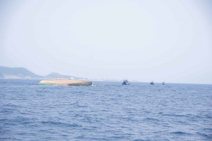 Hiện trường vụ chìm sà lan cách đảo Lý Sơn 4 hải lý. (Ảnh: TTXVN phát)