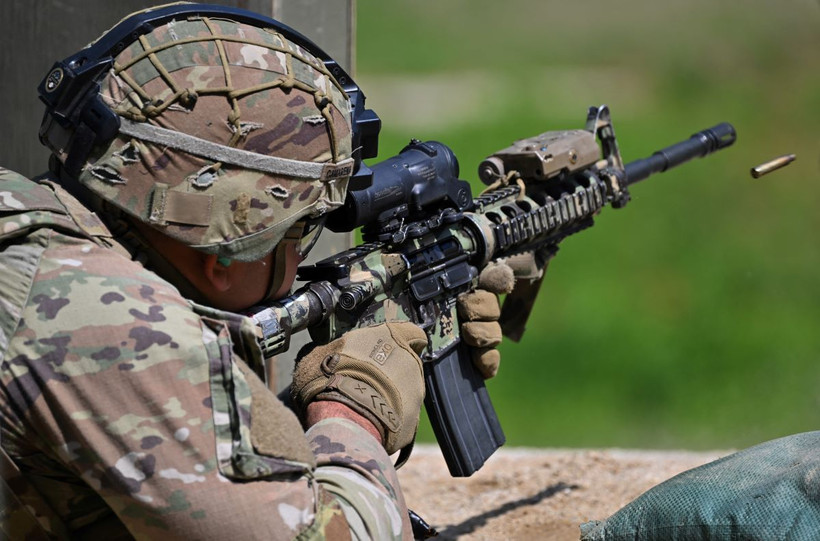 Binh sỹ Mỹ tham gia cuộc thi bắn súng tại Dongducheon, Hàn Quốc, ngày 3/5/2023. (Ảnh: AFP/TTXVN)