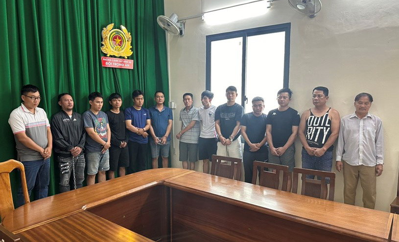 Nhóm đối tượng tại cơ quan công an. (Ảnh do công an cung cấp)