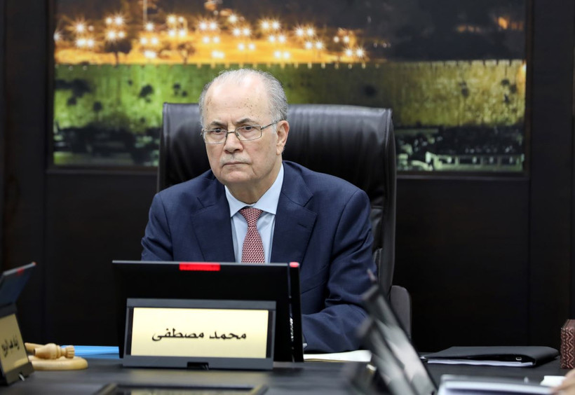 Thủ tướng Palestine Mohammad Mustafa chủ trì cuộc họp đầu tiên của Chính phủ mới tại thành phố Ramallah, Bờ Tây ngày 2/4. (Ảnh: THX/TTXVN)