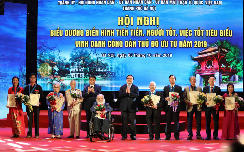 Bí thư Thành ủy Hà Nội Hoàng Trung Hải và Phó Bí thư Thành ủy, Chủ tịch Ủy ban nhân dân, Chủ tịch Hội đồng Thi đua-Khen thưởng thành phố Hà Nội Nguyễn Đức Chung trao chứng nhận danh hiệu 'Công dân Thủ đô ưu tú năm 2019' cho 10 cá nhân. (Ảnh: Văn Điệp/TTXV