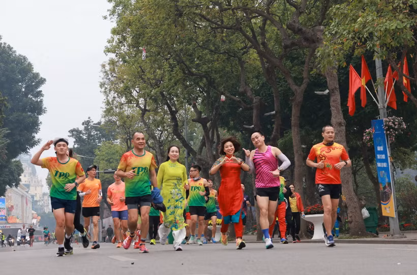 Cùng nhau chạy sáng ngày đầu tiên trong năm là sở thích của nhiều người dân ở Hà Nội. (Ảnh: Nhật Anh/TTXVN)