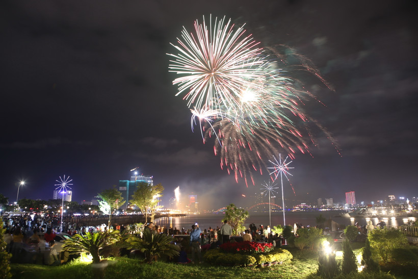 Thành phố Đà Nẵng bắn pháo hoa tại khuôn viên đường Bạch Đằng-Bình Minh 6 vào thời khắc giao thừa năm 2024. (Ảnh: Trần Lê Lâm/TTXVN)