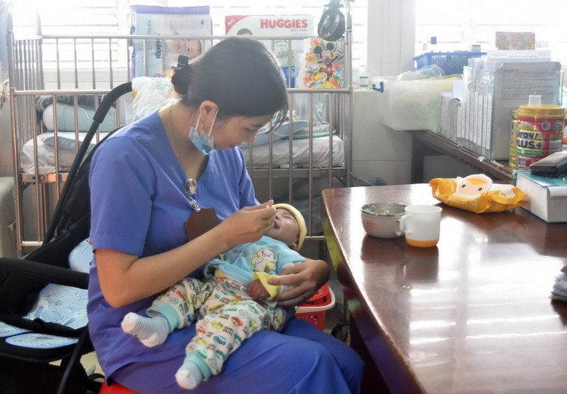 Hơn 1 năm nay, em bé sinh non nhiều bệnh tật bị bỏ rơi tại Khoa Hồi sức Cấp cứu Nhi và Nhi sơ sinh được các y, bác sỹ chữa bệnh, nuôi dưỡng và xem là con trai của khoa. (Ảnh: Nguyên Dung/TTXVN)