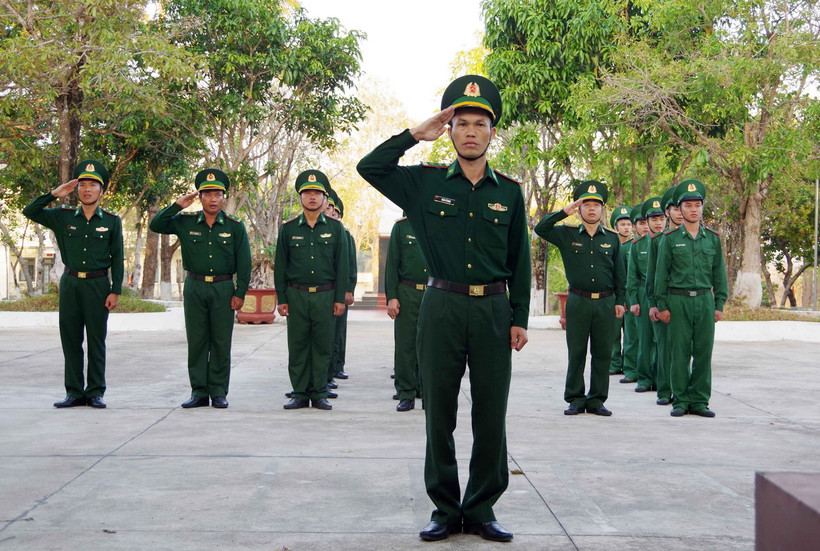 Cán bộ, chiến sỹ Đồn Biên phòng Bo Heng (Bộ đội Biên phòng tỉnh Đắk Lắk) chào cờ đầu Năm mới. (Ảnh: Hoài Thu/TTXVN)