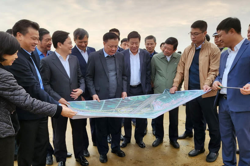 Bí thư Thành ủy Hà Nội Đinh Tiến Dũng kiểm tra tình hình thực hiện dự án Vành đai 4. (Ảnh: TTXVN phát)