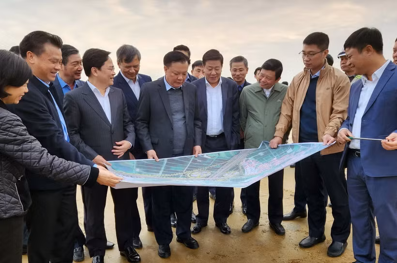Bí thư Thành ủy Hà Nội Đinh Tiến Dũng kiểm tra tình hình thực hiện dự án Vành đai 4. (Ảnh: TTXVN phát)